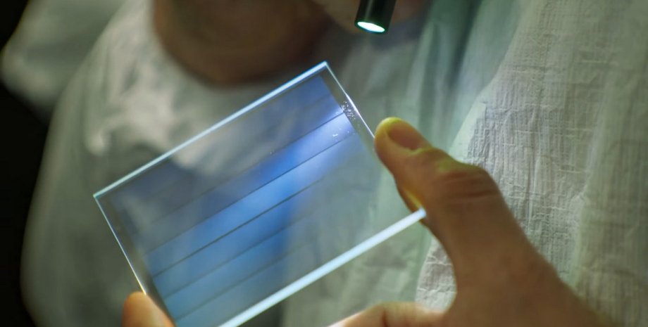 Microsoft Develops New Technology Discovery! Microsoft creates incredibly resilient glass plates that have a 10,000-year data storage lifespan of many terabytes(TB).