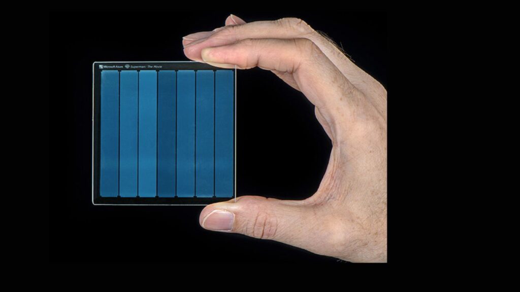 Microsoft Develops New Technology Discovery! Microsoft creates incredibly resilient glass plates that have a 10,000-year data storage lifespan of many terabytes(TB).