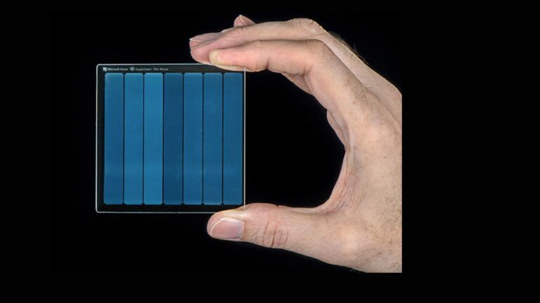 New Technology Discovery! Microsoft creates incredibly resilient glass plates that have a 10,000-year data storage lifespan of many terabytes(TB).